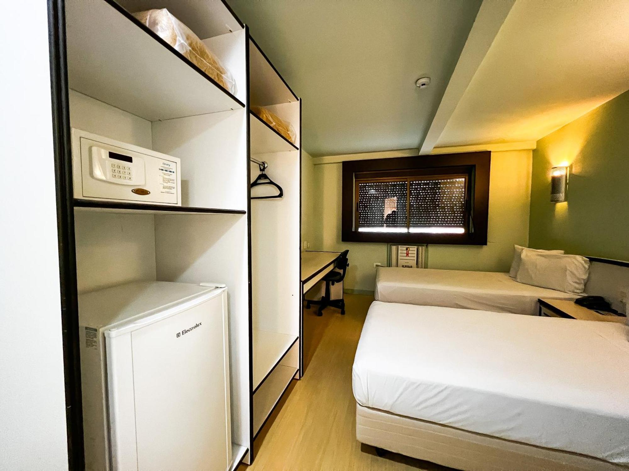 Hotel Master - 1,6 Km Do Estadio Couto Pereira - Show 3*